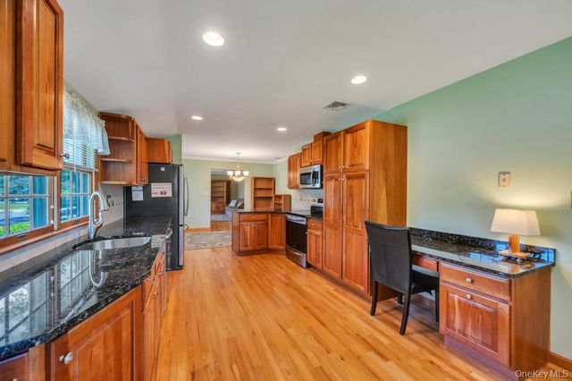 8 Camille Lane, Holbrook, NY 11741