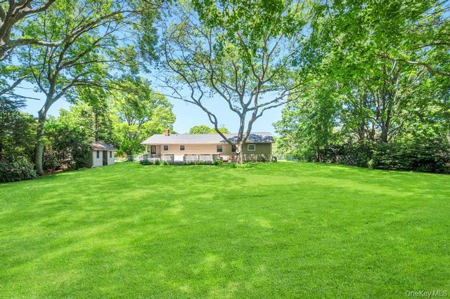 8 Camille Lane, Holbrook, NY 11741