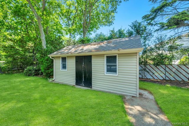 8 Camille Lane, Holbrook, NY 11741