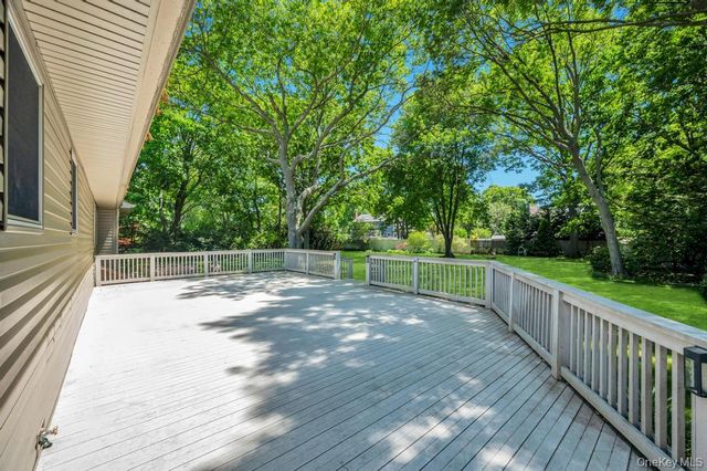 8 Camille Lane, Holbrook, NY 11741