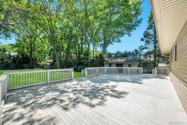 8 Camille Lane, Holbrook, NY 11741
