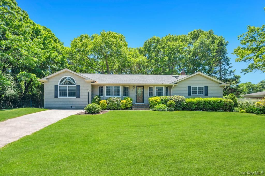 8 Camille Lane, Holbrook, NY 11741
