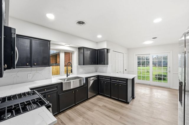 28 Winged Foot Drive, Panorama Village, TX 77304