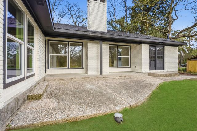 28 Winged Foot Drive, Panorama Village, TX 77304