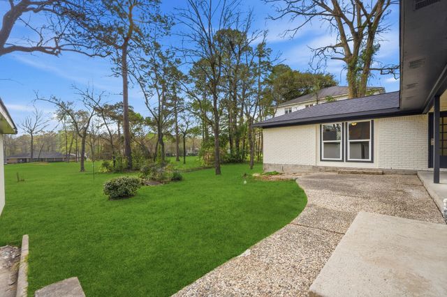 28 Winged Foot Drive, Panorama Village, TX 77304