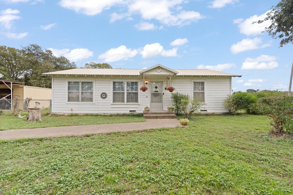 3320 B N Main Street, Cleburne, TX 76033 — photo 2