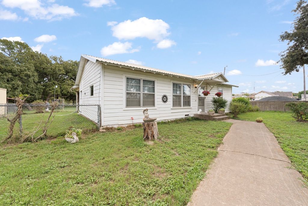 3320 B N Main Street, Cleburne, TX 76033 — photo 3