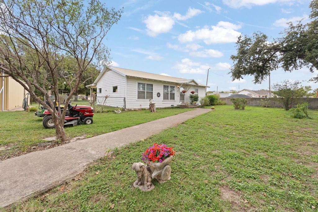 3320 B N Main Street, Cleburne, TX 76033 — photo 4