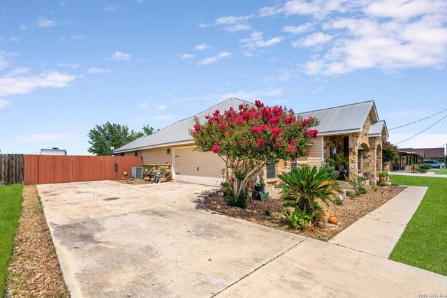 630 N DICKSON ST, Poth, TX 78147