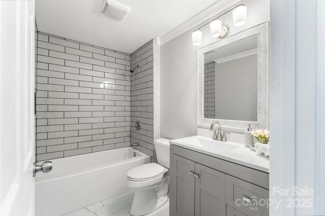 2210 24th Street Circle NE, Hickory, NC 28601