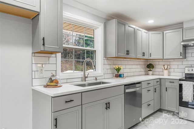 2210 24th Street Circle NE, Hickory, NC 28601