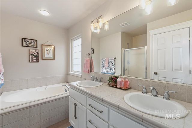 4880 E Arrow Junction Dr, Boise, ID 83716