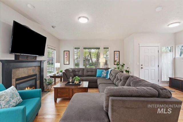 4880 E Arrow Junction Dr, Boise, ID 83716