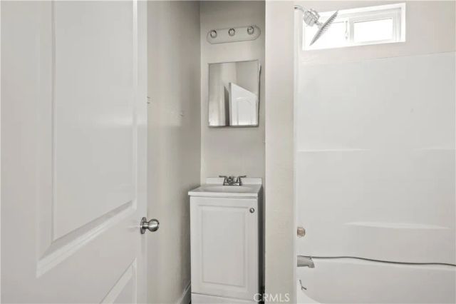 1438 E 20th Street, Los Angeles, CA 90011