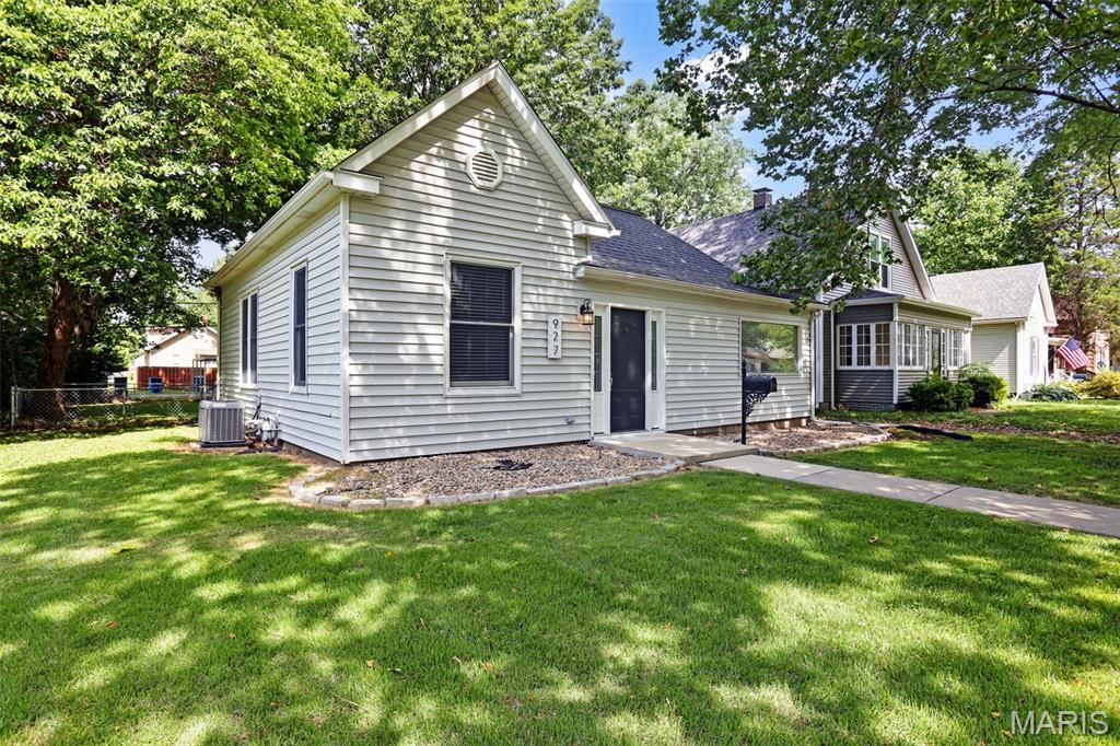 927 Troy Road, Edwardsville, IL 62025
