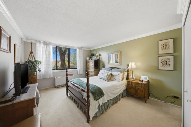 2000 Saint Regis Drive 2L, Lombard, IL 60148