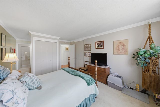 2000 Saint Regis Drive 2L, Lombard, IL 60148