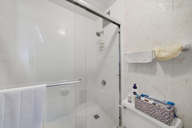 2000 Saint Regis Drive 2L, Lombard, IL 60148