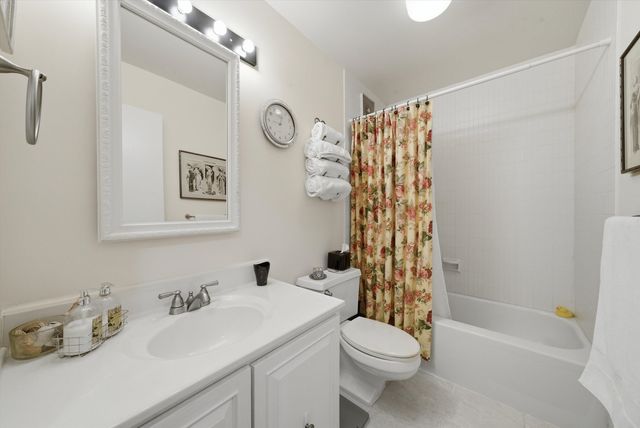 2000 Saint Regis Drive 2L, Lombard, IL 60148