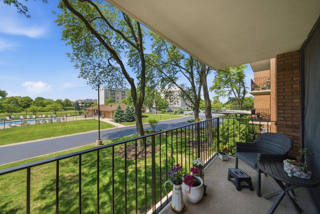 2000 Saint Regis Drive 2L, Lombard, IL 60148