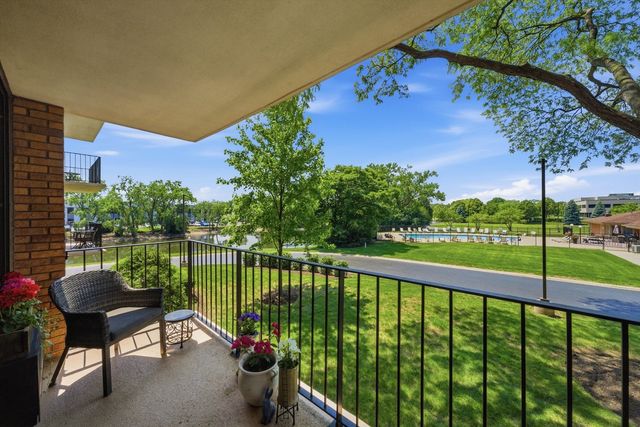 2000 Saint Regis Drive 2L, Lombard, IL 60148