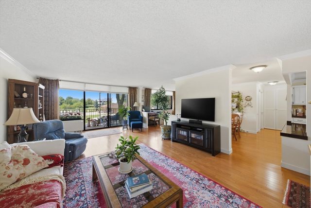 2000 Saint Regis Drive 2L, Lombard, IL 60148
