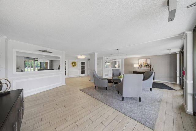 2000 Saint Regis Drive 2L, Lombard, IL 60148