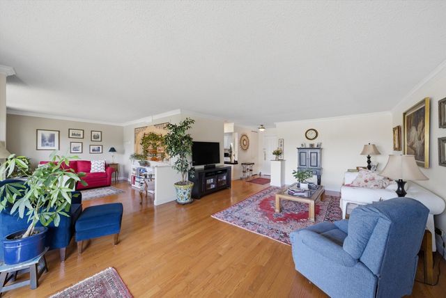 2000 Saint Regis Drive 2L, Lombard, IL 60148