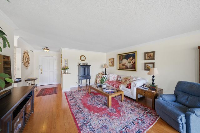 2000 Saint Regis Drive 2L, Lombard, IL 60148