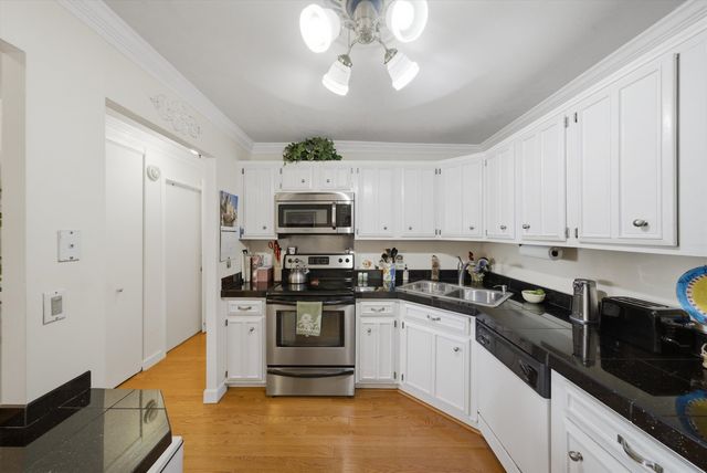 2000 Saint Regis Drive 2L, Lombard, IL 60148