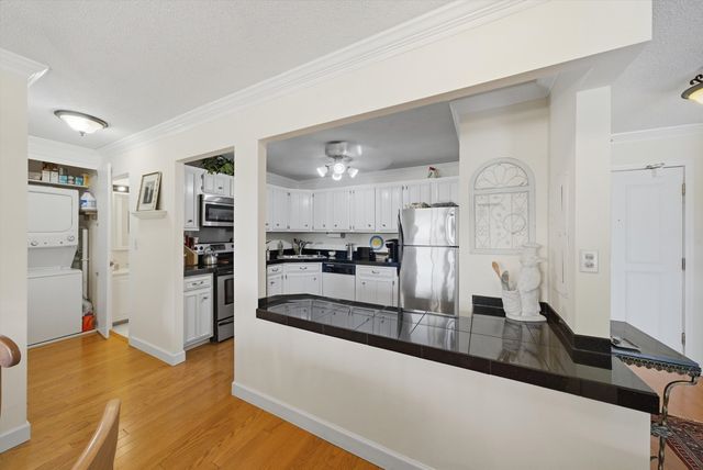2000 Saint Regis Drive 2L, Lombard, IL 60148