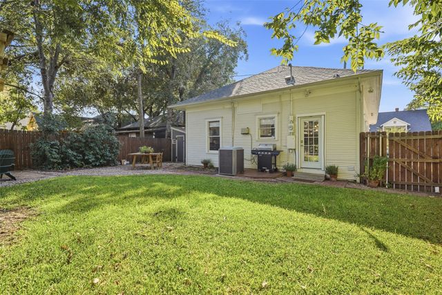 2227 College Avenue, Fort Worth, TX 76110