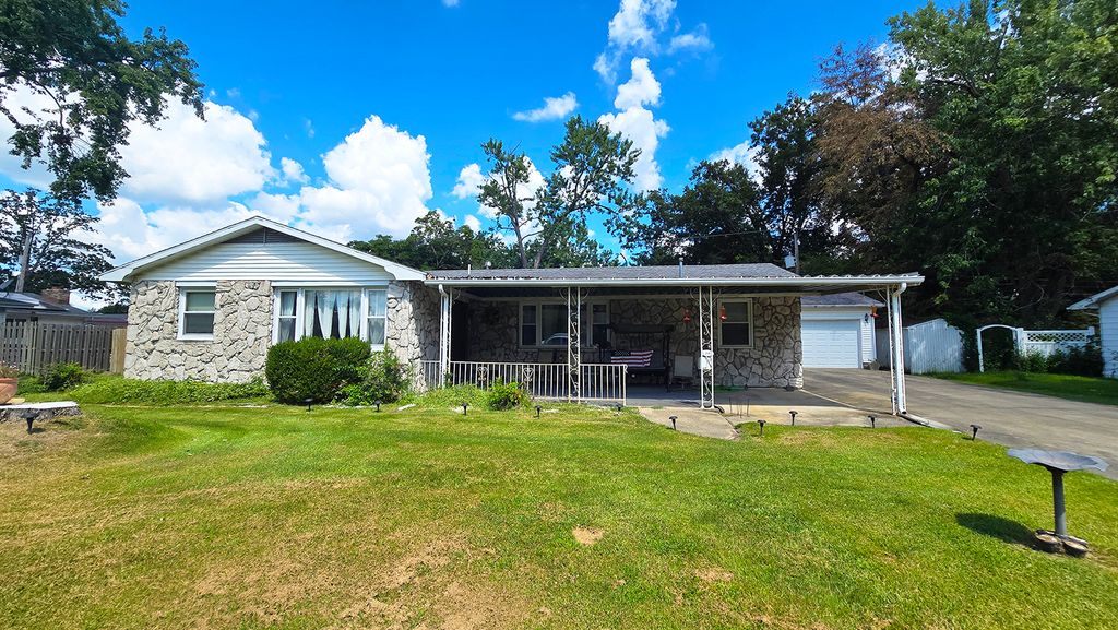 Image 1 of property listing at 18 Bonanza Drive, Centralia, IL 62801