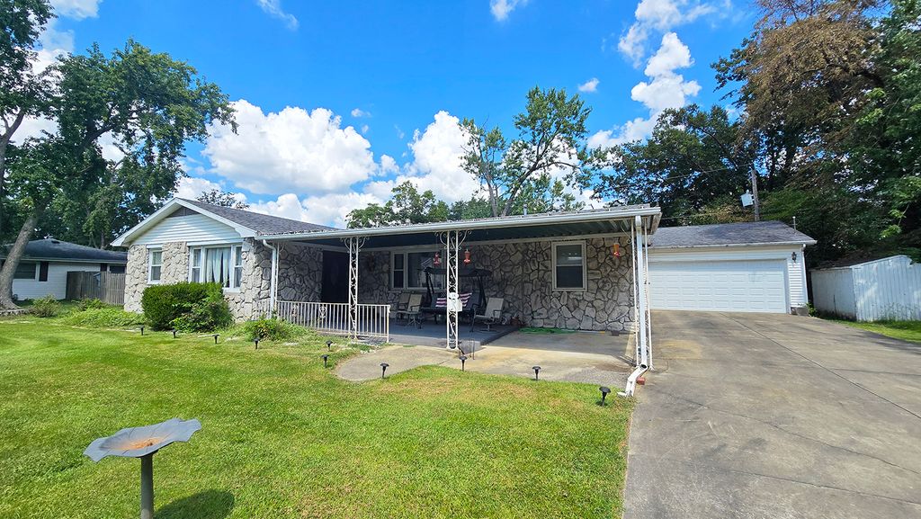 Image 2 of property listing at 18 Bonanza Drive, Centralia, IL 62801