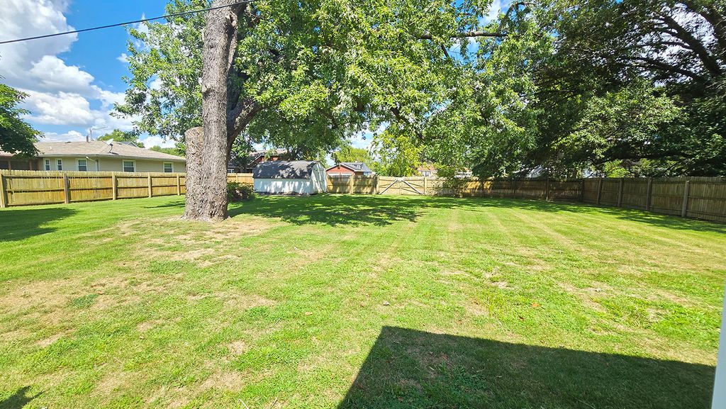 Image 11 of property listing at 18 Bonanza Drive, Centralia, IL 62801