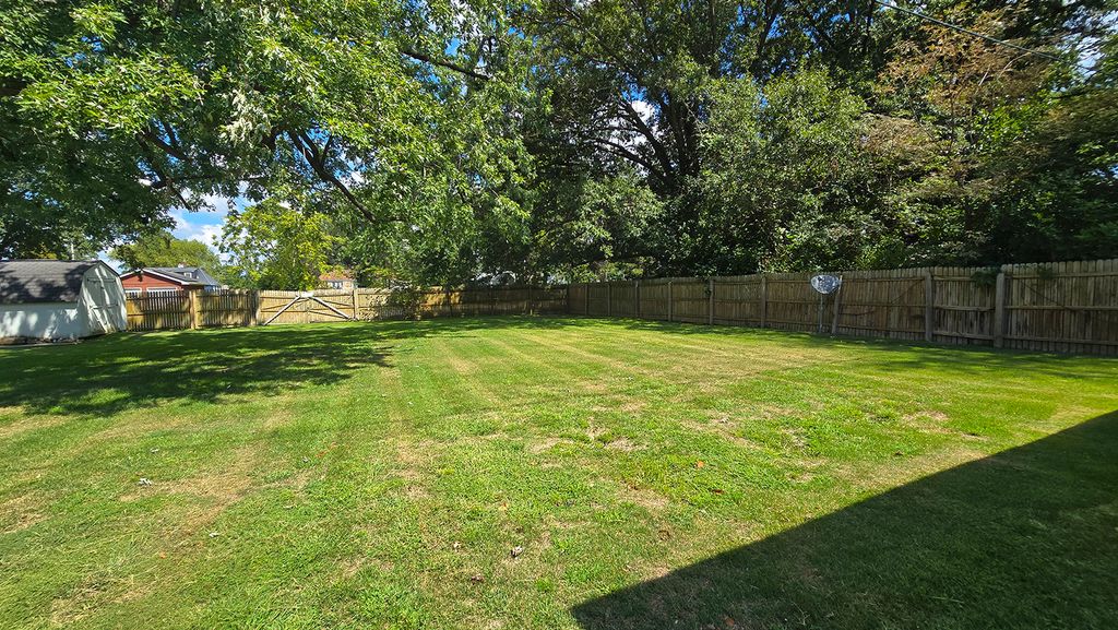 Image 12 of property listing at 18 Bonanza Drive, Centralia, IL 62801