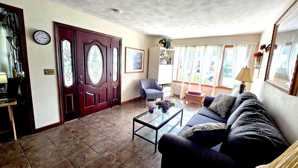 Image 13 of property listing at 18 Bonanza Drive, Centralia, IL 62801