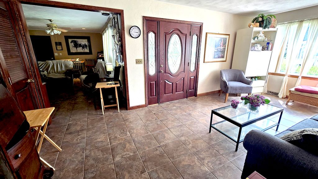 Image 14 of property listing at 18 Bonanza Drive, Centralia, IL 62801
