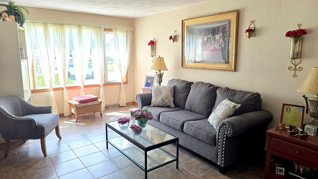 Image 15 of property listing at 18 Bonanza Drive, Centralia, IL 62801