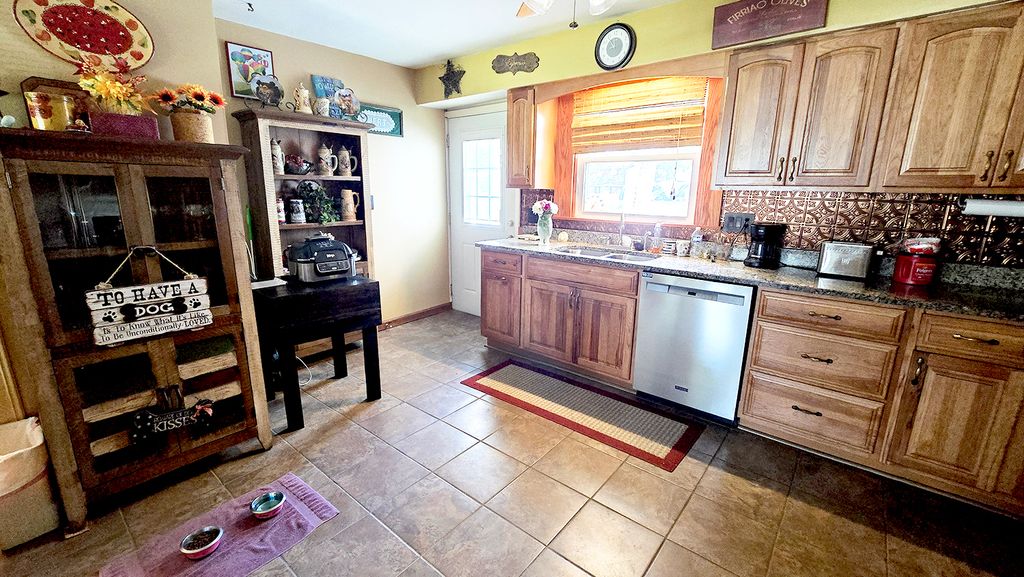 Image 17 of property listing at 18 Bonanza Drive, Centralia, IL 62801