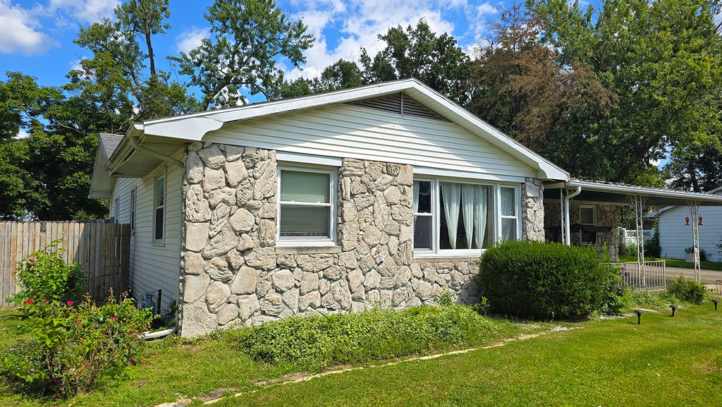 Image 3 of property listing at 18 Bonanza Drive, Centralia, IL 62801