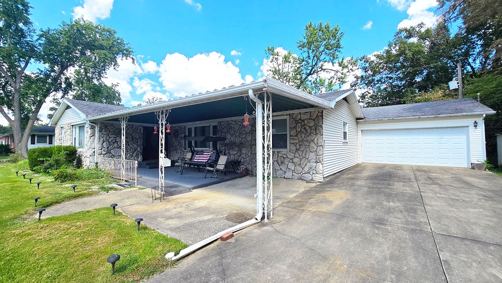 Image 4 of property listing at 18 Bonanza Drive, Centralia, IL 62801
