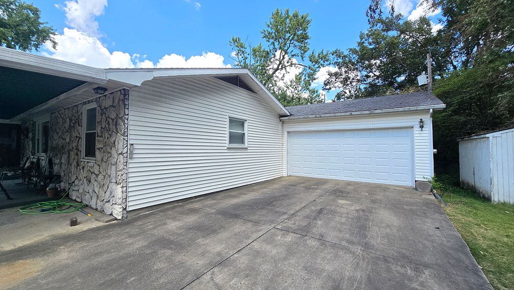Image 5 of property listing at 18 Bonanza Drive, Centralia, IL 62801