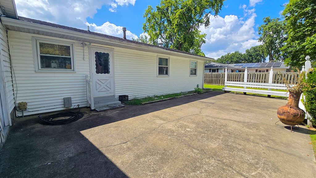 Image 6 of property listing at 18 Bonanza Drive, Centralia, IL 62801