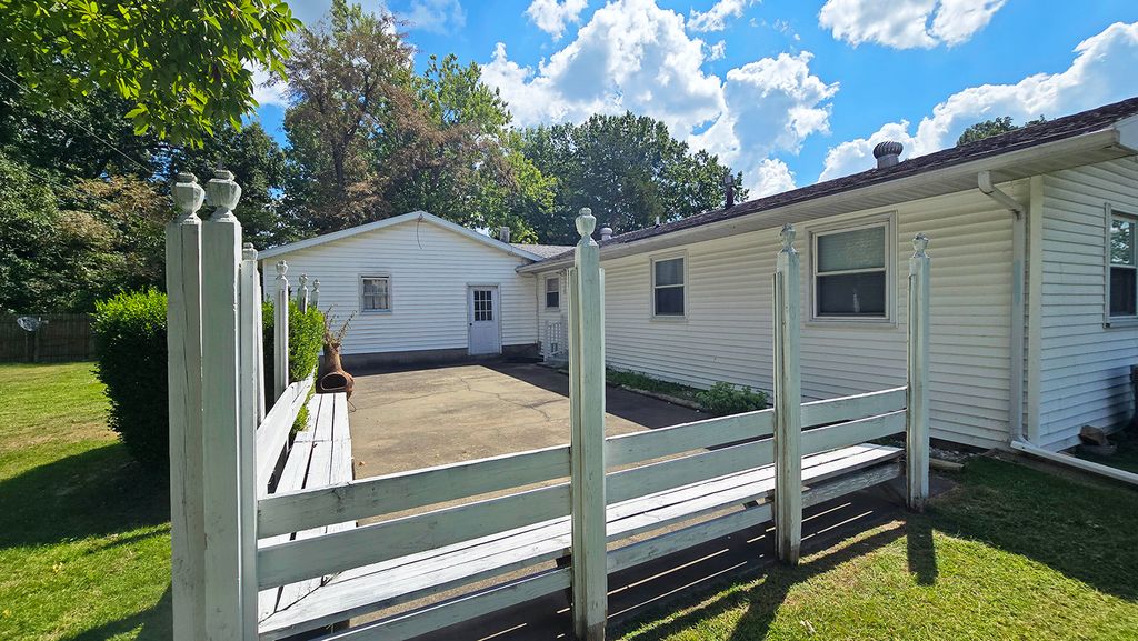 Image 7 of property listing at 18 Bonanza Drive, Centralia, IL 62801