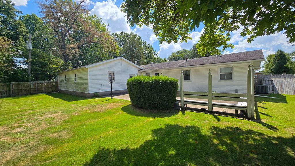 Image 8 of property listing at 18 Bonanza Drive, Centralia, IL 62801