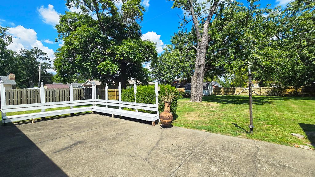 Image 9 of property listing at 18 Bonanza Drive, Centralia, IL 62801