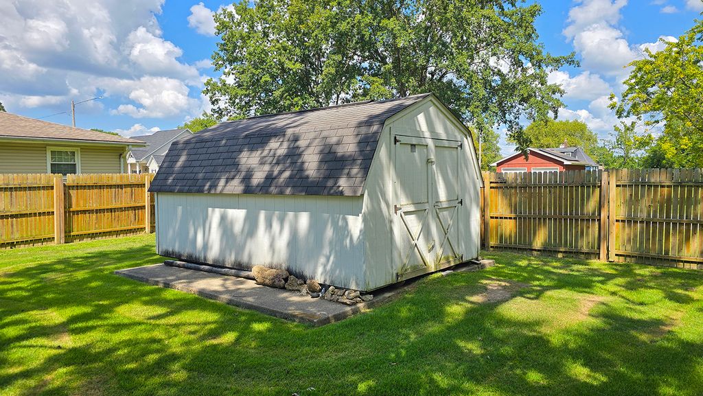 Image 10 of property listing at 18 Bonanza Drive, Centralia, IL 62801