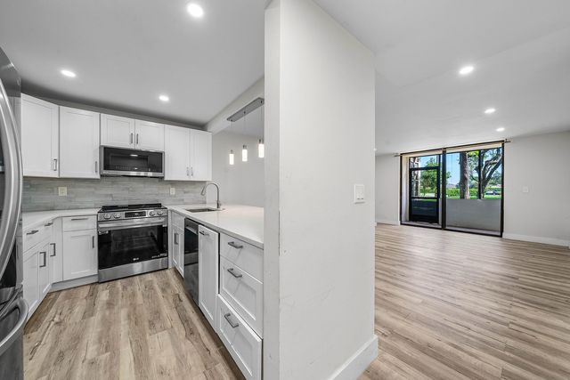 5190 LAS VERDES Circle 105, Delray Beach, FL 33484