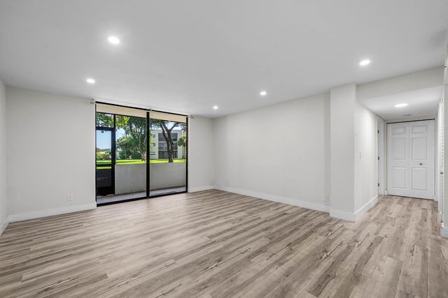 5190 LAS VERDES Circle 105, Delray Beach, FL 33484